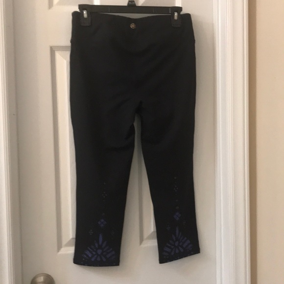 Active Wear Capri Leggings - Picture 2 of 3